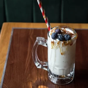 Butter Baby Cocktail serviert im Bierkrug