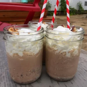 Cocktail Boozy Snickers Milkshake servito in Barattolo Mason