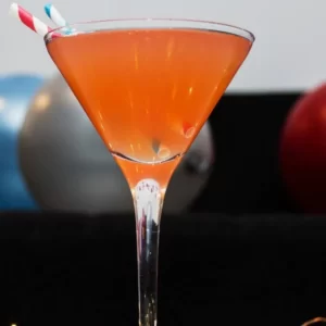 Cocktail Abbey Martini servi dans un Verre à cocktail