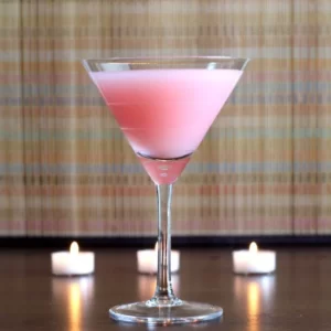 Cocktail Ace servi dans un Verre à Martini