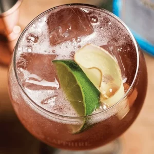 Cocktail Bombay Cassis servi dans un Verre ballon