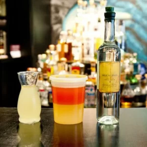 Cocktail Empellón Cocina's Fat-Washed Mezcal servito in Bicchiere da birra