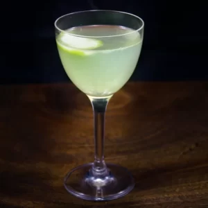 Cocktail The Last Word servi dans un Verre à cocktail
