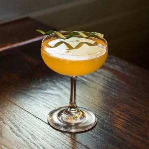 Cocktail Pegu Club servi dans un Verre à cocktail