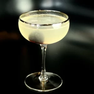 Cocktail Corpse Reviver servi dans un Verre à cocktail