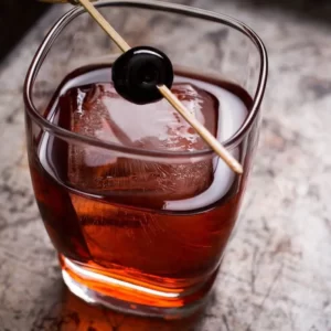 Cocktail Boulevardier servito in Bicchiere Martini