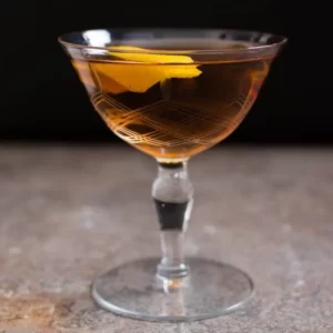 Cocktail Martinez 2 servito in Bicchiere da cocktail