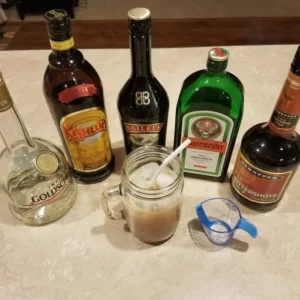 Oatmeal Cookie Cocktail serviert im Einmachglas