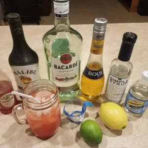 Bahama Mama Cocktail serviert im Highball-Glas