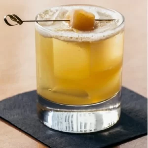 Penicillin Cocktail serviert im Old-Fashioned-Glas