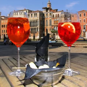 Cocktail Spritz Veneziano servi dans un Verre à vin