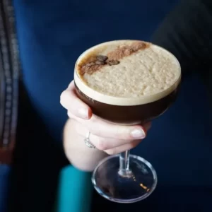 Cocktail Espresso Rumtini servi dans un Verre à cocktail