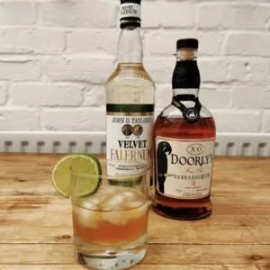 Cocktail Corn n Oil servito in Bicchiere Old Fashioned