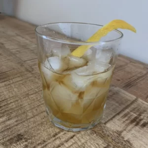 Cocktail Broadside servi dans un Verre Highball