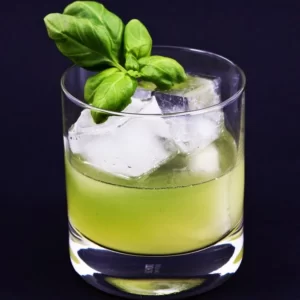 Cocktail Gin Basil Smash servi dans un Verre Highball