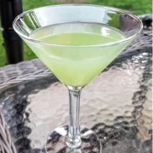 Cocktail Aquamarine servi dans un Verre à Martini