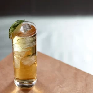 Cocktail A Furlong Too Late servi dans un Verre Highball