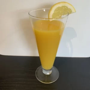 Cocktail Amaretto fizz servi dans un Verre Collins