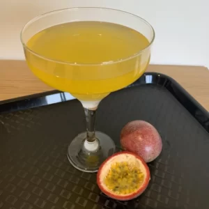 Cocktail Passion Fruit Martini servito in Bicchiere da cocktail