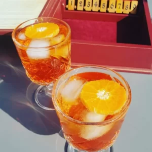 Aperol Spritz Cocktail serviert im Weinglas