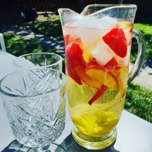 Cocktail White Wine Sangria servi dans un Pichet