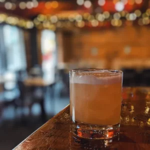 Cocktail Captain Kidd's Punch servi dans un Verre Collins