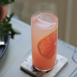Cocktail Lazy Coconut Paloma servi dans un Verre Highball