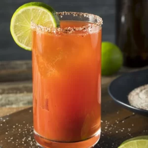 Michelada cóctel servido en Vaso de pinta
