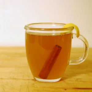 Cocktail Hot Toddy servi dans un Verre Irish Coffee