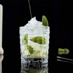 Elderflower Caipirinha Cocktail serviert im Collins-Glas