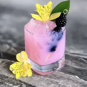 Pink Moon Cocktail serviert im Whiskyglas