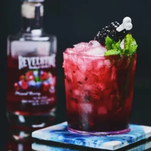 Mountain Bramble Cocktail serviert im Old-Fashioned-Glas