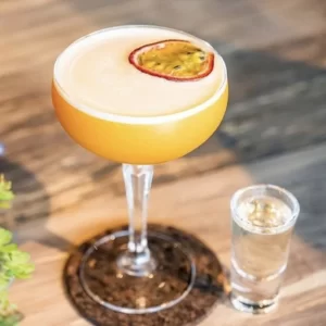Cocktail Pornstar Martini servito in Bicchiere da cocktail