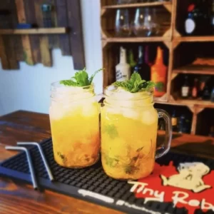 Cocktail Mango Mojito servito in Barattolo