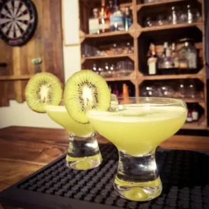 Cocktail Kiwi Martini servi dans un Verre à cocktail