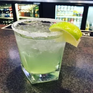 Cocktail Vodka Slime servito in Bicchiere Highball