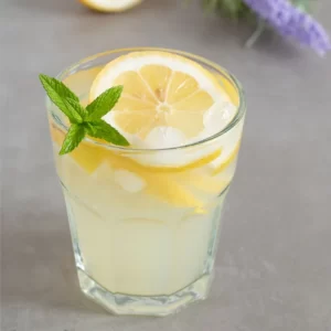 Cocktail Vodka Lemon servi dans un Verre Highball