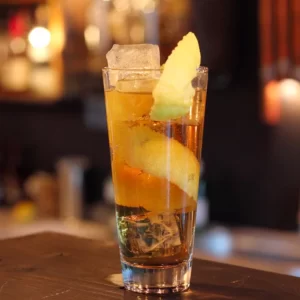 Cocktail Horse’s Neck cóctel servido en Vaso Highball