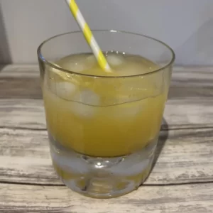 Acapulco Cocktail serviert im Old-Fashioned-Glas