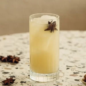 Mauresque Cocktail serviert im Collins-Glas