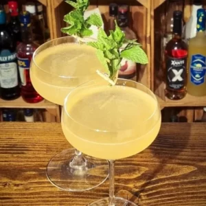 Cocktail Old Cuban servito in Bicchiere da cocktail