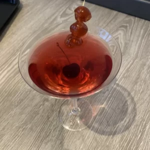Cocktail Affinity servi dans un Verre à cocktail